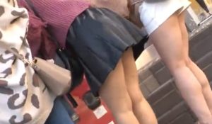 【レイプ】ストーカーがエロギャル3人組を徹底追跡！女子トイレに入ったところで強引に犯されチンポブチ込まれ大量精子を中出しされる！【潮吹き】