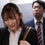 【末広純】「もうだめ…どうしよう……」エレベーターに閉じ込められガマンできずお漏らしする美人OL！ノーパンを上司に見つかり思わず放尿そのまま生ハメしてしまうｗｗ【オシガマ】