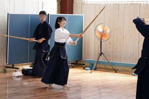 【オナニー】悪質な男にいつの間にか媚薬を盛られマンコが疼くひよこ女子！ワレメが火照ると近くの異物でマンズリしてしまうｗｗ【潮吹き】