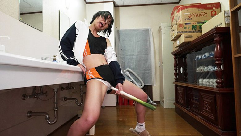 【オナニー】「長ネギ…サイコーー！！」知らぬ間に媚薬を盛られマンコが疼き異物でオナニーするJK！夕食の食材をマンコにぶっさし潮味をきかせるｗｗ【潮吹き】